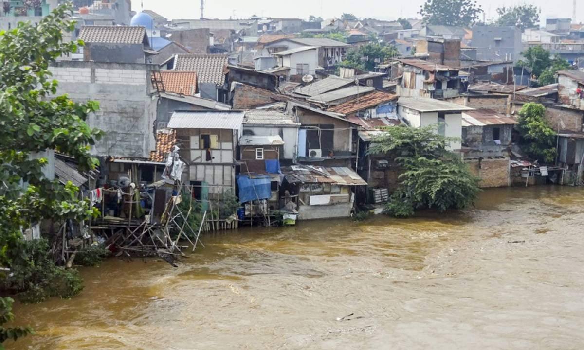 Banjir yang sering terjadi di sekitar pemukiman penduduk di daerah perkotaan akibat semakin dangkal 