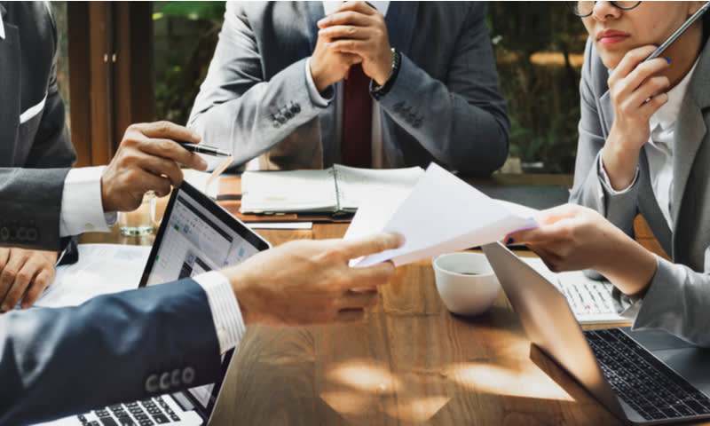 menyelesaikan masalah dengan rekan kerja