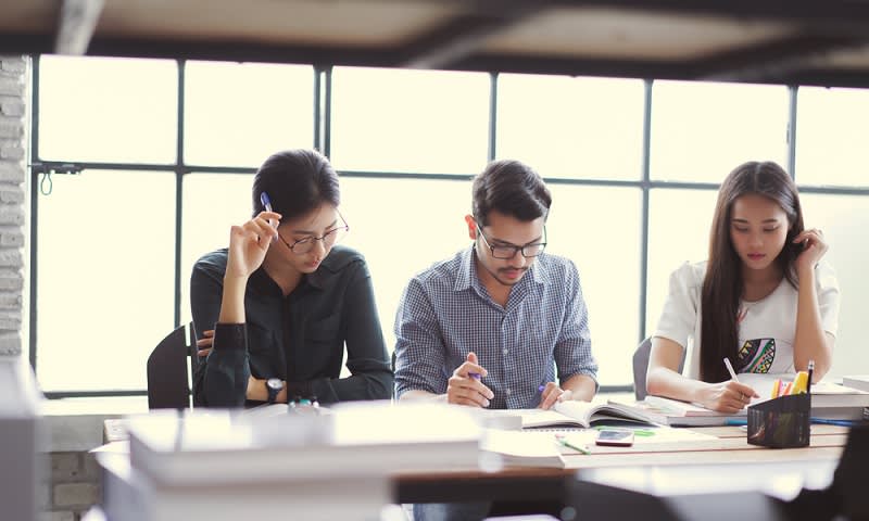 Buat Yang Ambil Kelas Karyawan Ini Cara Sukses Kuliah Sambil Kerja Cermati Com