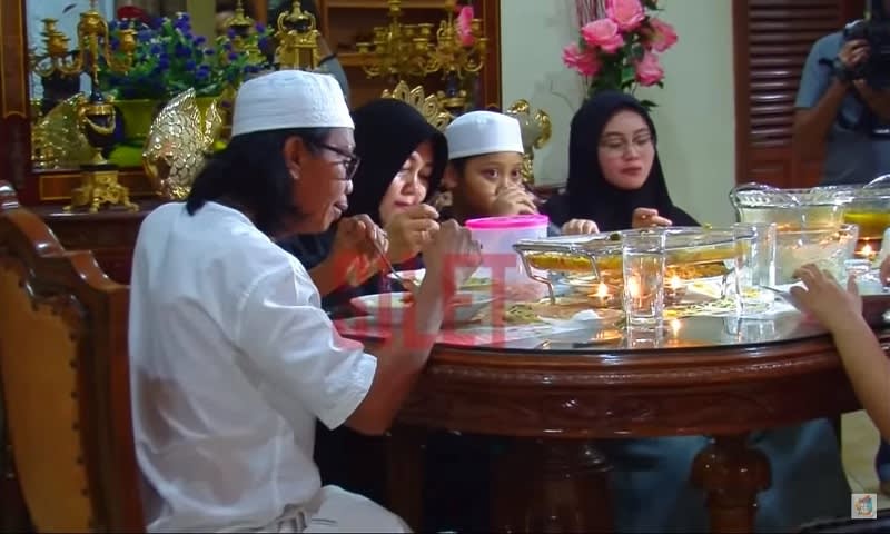 Ruang makan rumah Mandra yang juga memperlihatkan bagian rumah Mandra yang didominasi oleh furniture kayu jati yang terkesan mewah via silet