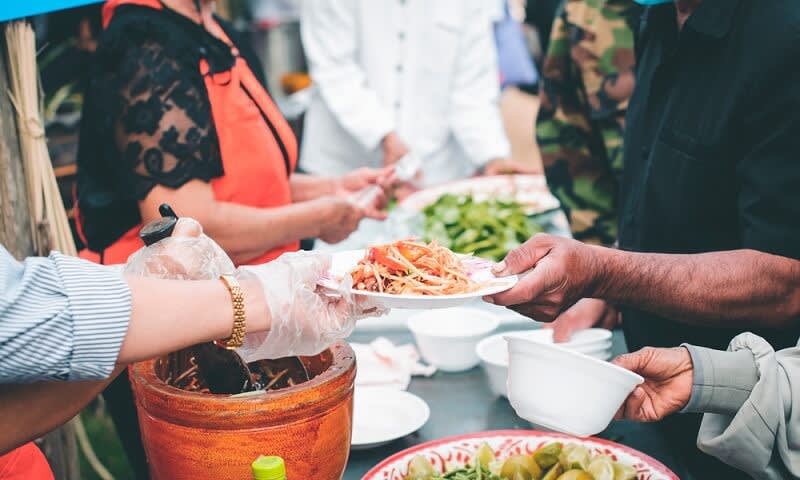 berbagi hidangan buka puasa