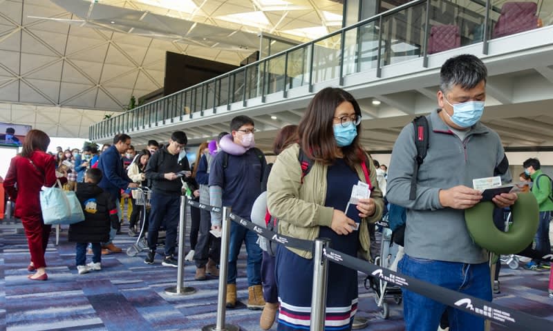 Penumpang di Bandara Hong Kong