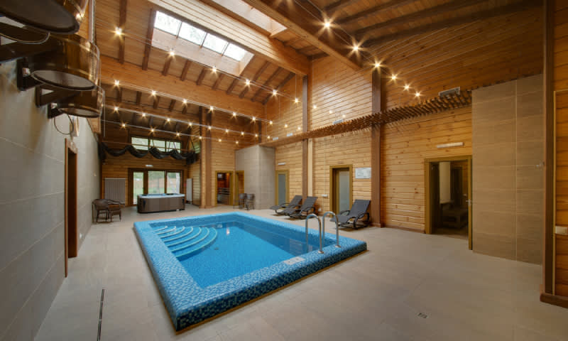 rumah kayu minimalis dan kolam renang