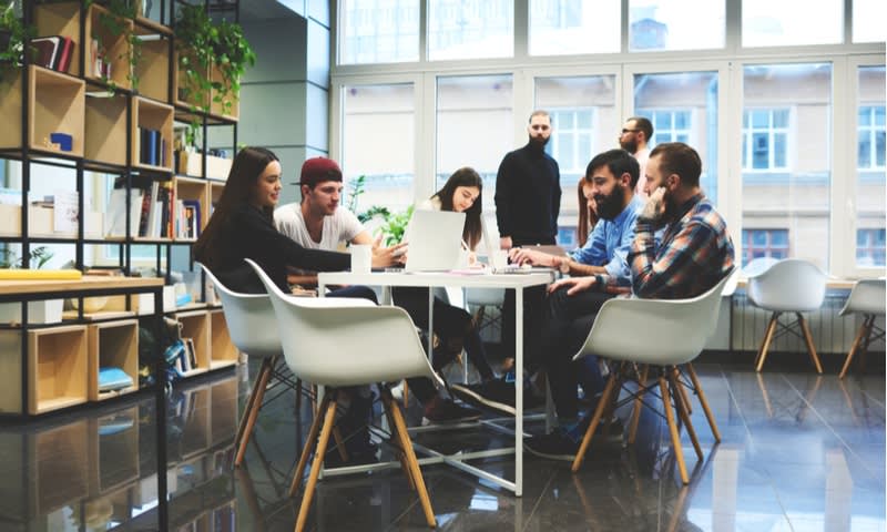 Bekerja dengan orang-orang dari berbagai bidang