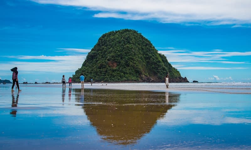 Pantai Pulau Merah, Banyuwangi