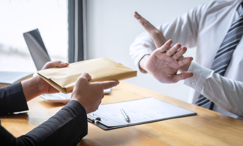 menolak tawaran mencurigakan