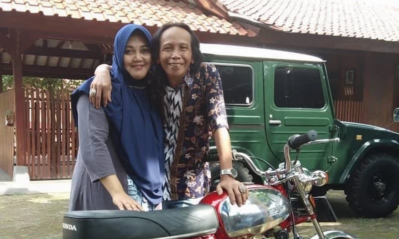 Mandra dan Istri Berfoto di Depan Bangunan Rumah Utama