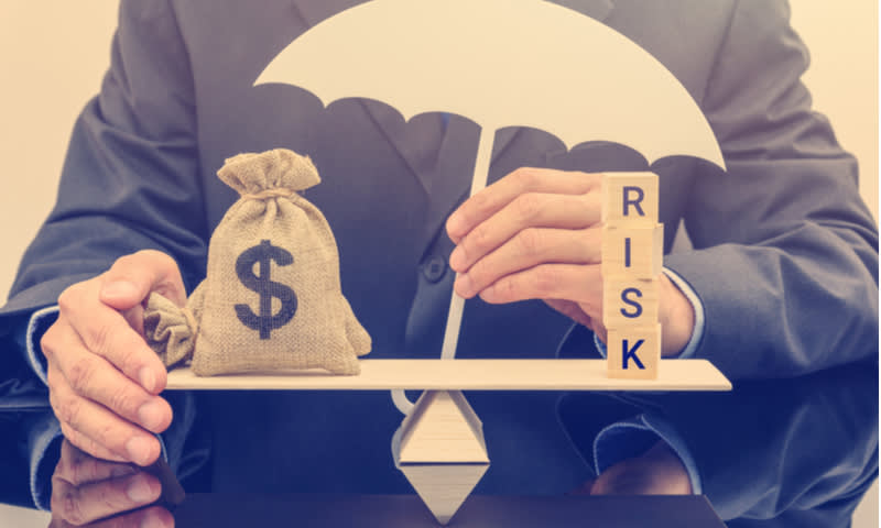 mengamati dengan cermat