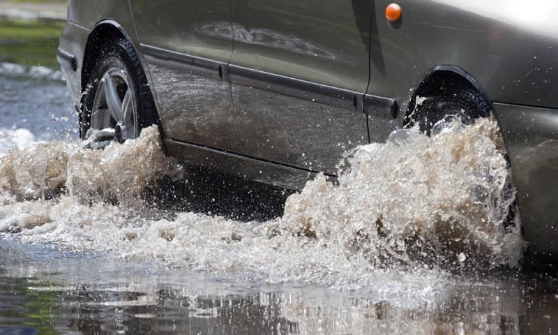 mobil melewati banjir