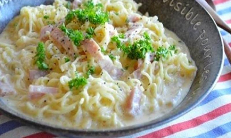 mie instan carbonara