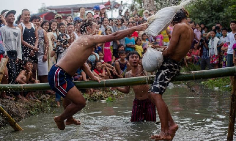 Lomba Perang Bantal di Myanmar