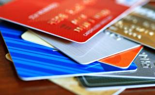 Sistem pembayaran nontunai di mana bank penerbit kartu memberikan kredit kepada nasabah pemegang kar